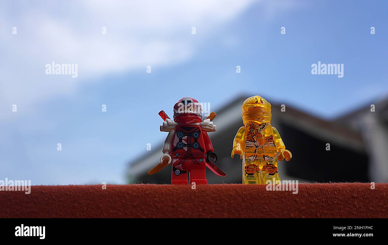 Surabaya, East Java, Indonesia - Gennaio, 2023 : primo piano gioco di giocattoli Lego Ninja Vai con cielo chiaro e sfondo sul tetto Foto Stock Surabaya, East Java, Indonesia - Gennaio, 2023 : primo piano gioco di giocattoli Lego Ninja Vai con cielo chiaro e sfondo sul tetto Foto Stock