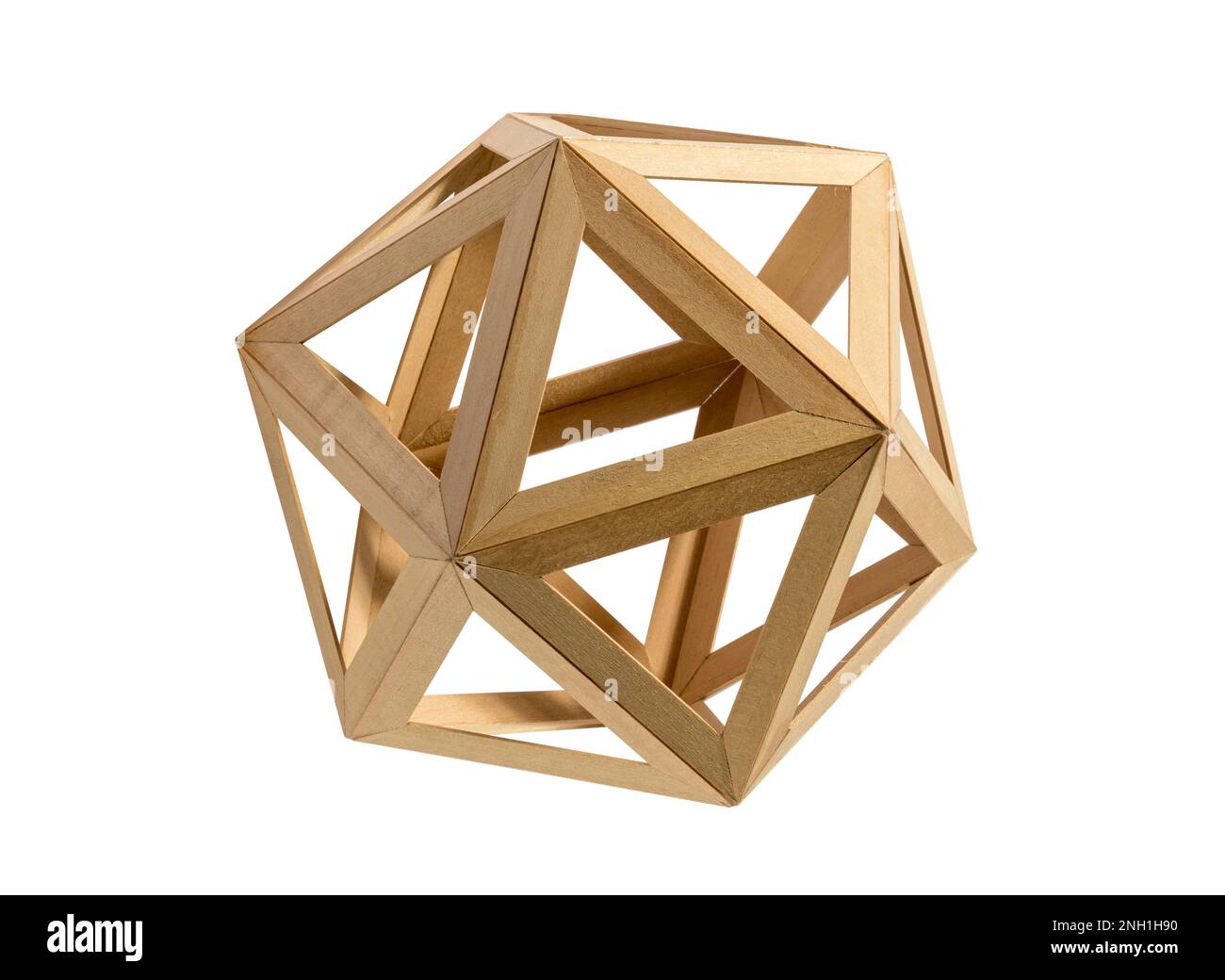 Icosaedro di forma geometrica in legno chiaro con triangoli isolati su fondo bianco Foto Stock