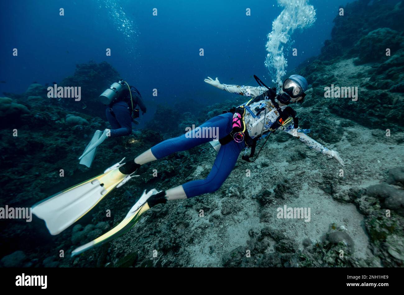 Tuffatore esplorando le acque limpide del Mare delle Andamane / Thailandia Foto Stock