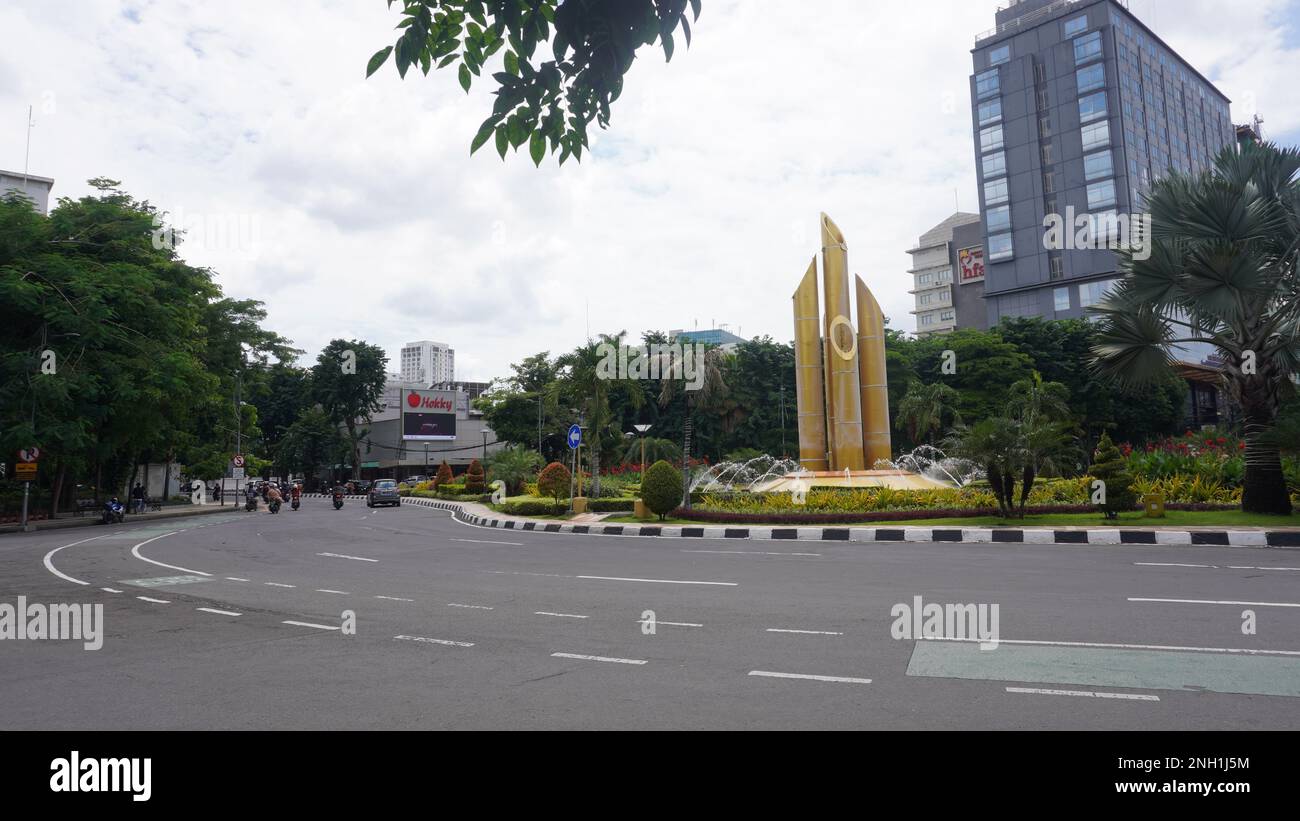 Traffico sul Bambu runcing o aguzza monumento di bambù. storia iconica dell'indipendenza utilizzando armi tradizionali di bambù Foto Stock Traffico sul Bambu runcing o aguzza monumento di bambù. storia iconica dell'indipendenza utilizzando armi tradizionali di bambù Foto Stock