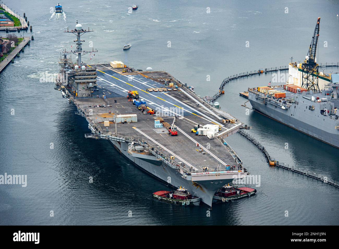 221207-N-TY639-1413 ELIZABETH RIVER (7 dicembre 2022) la portaerei di classe Nimitz USS Harry S. Truman (CVN 75) parte dalla stazione navale di Norfolk in rotta verso il cantiere navale di Norfolk per una disponibilità incrementale pianificata (PIA). Truman è prevista per la disponibilità incrementale pianificata (PIA) presso il cantiere navale di Norfolk (NNSY). Foto Stock