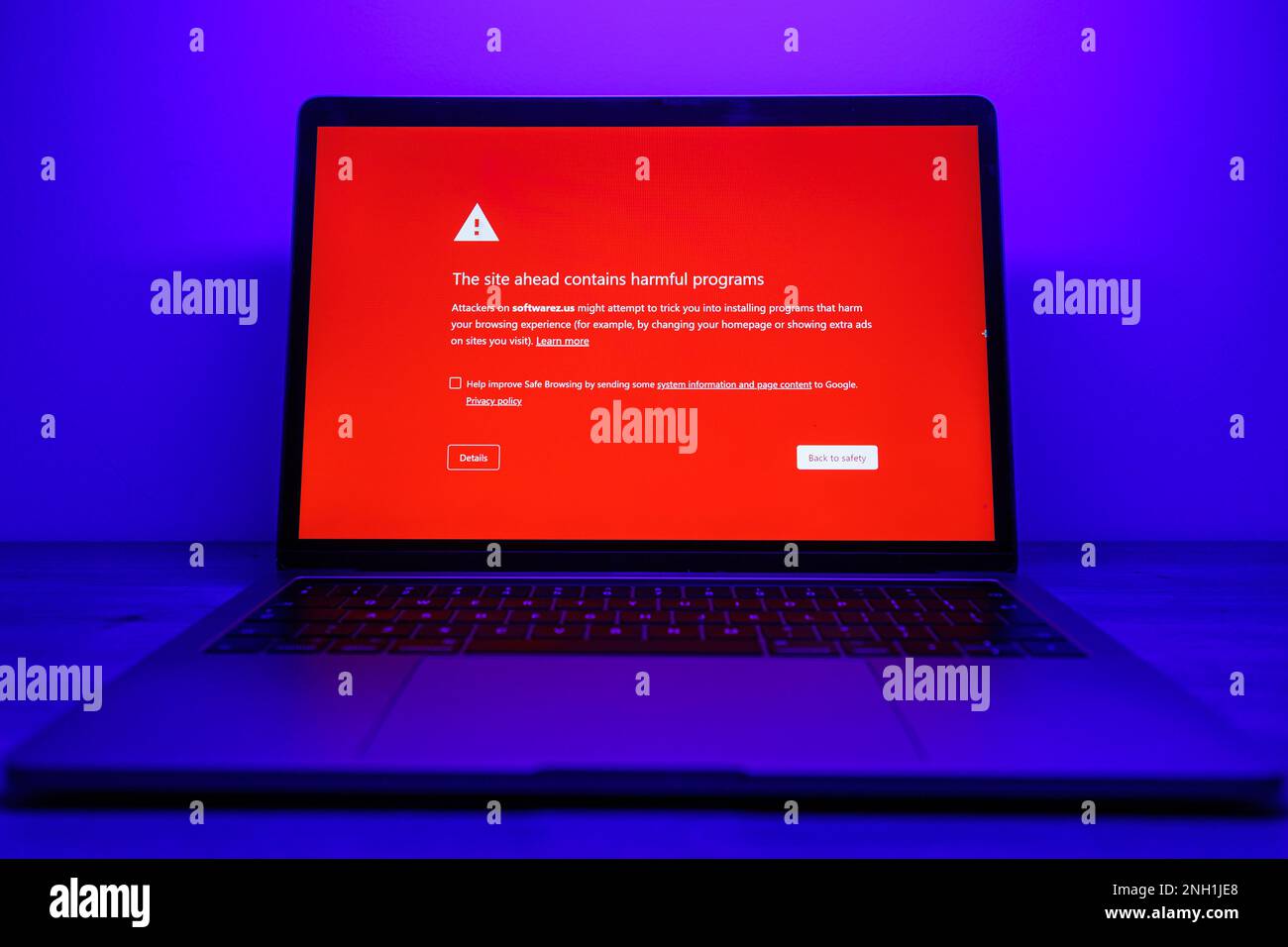 Schermata rossa con avviso malware. Visitare siti Web di pesca con virus Foto Stock