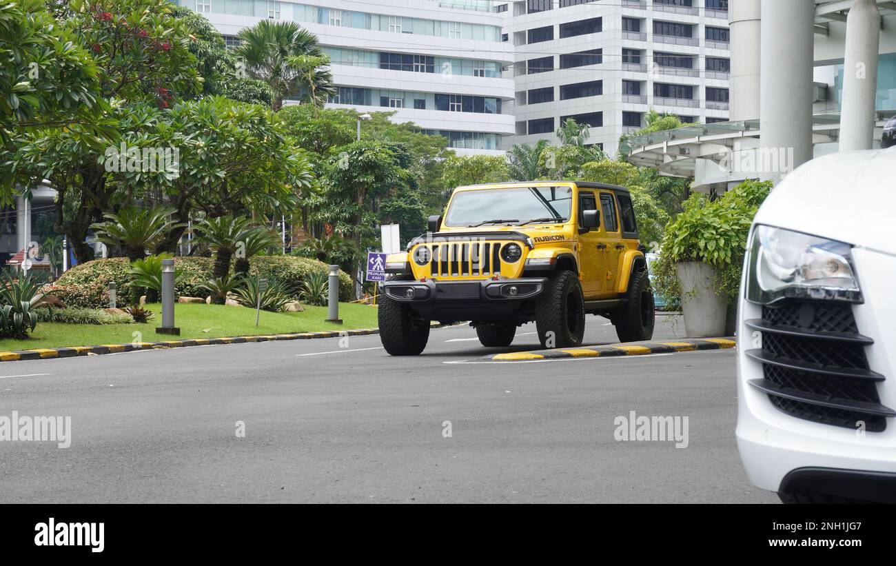 Surabaya, East Java, Indonesia - Febbraio, 2023 : Jeep Wrangler Rubicon gialla una delle varianti di uscita del costruttore di automobili degli Stati Uniti Foto Stock Surabaya, East Java, Indonesia - Febbraio, 2023 : Jeep Wrangler Rubicon gialla una delle varianti di uscita del costruttore di automobili degli Stati Uniti Foto Stock