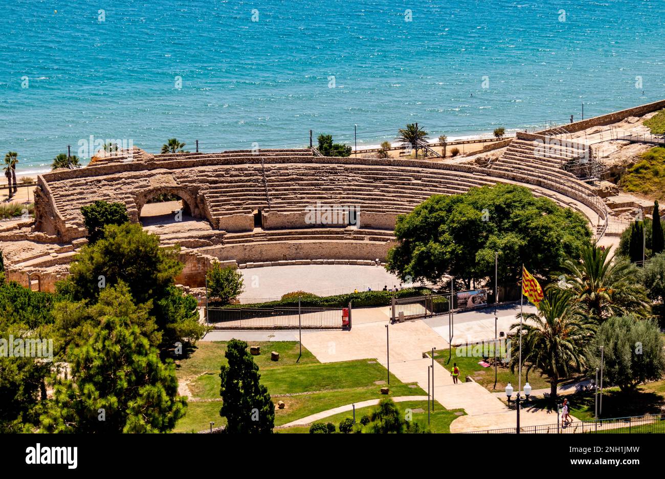 Anfiteatro romano de Tarragona con el mar Mediterráneo al fondo Foto Stock