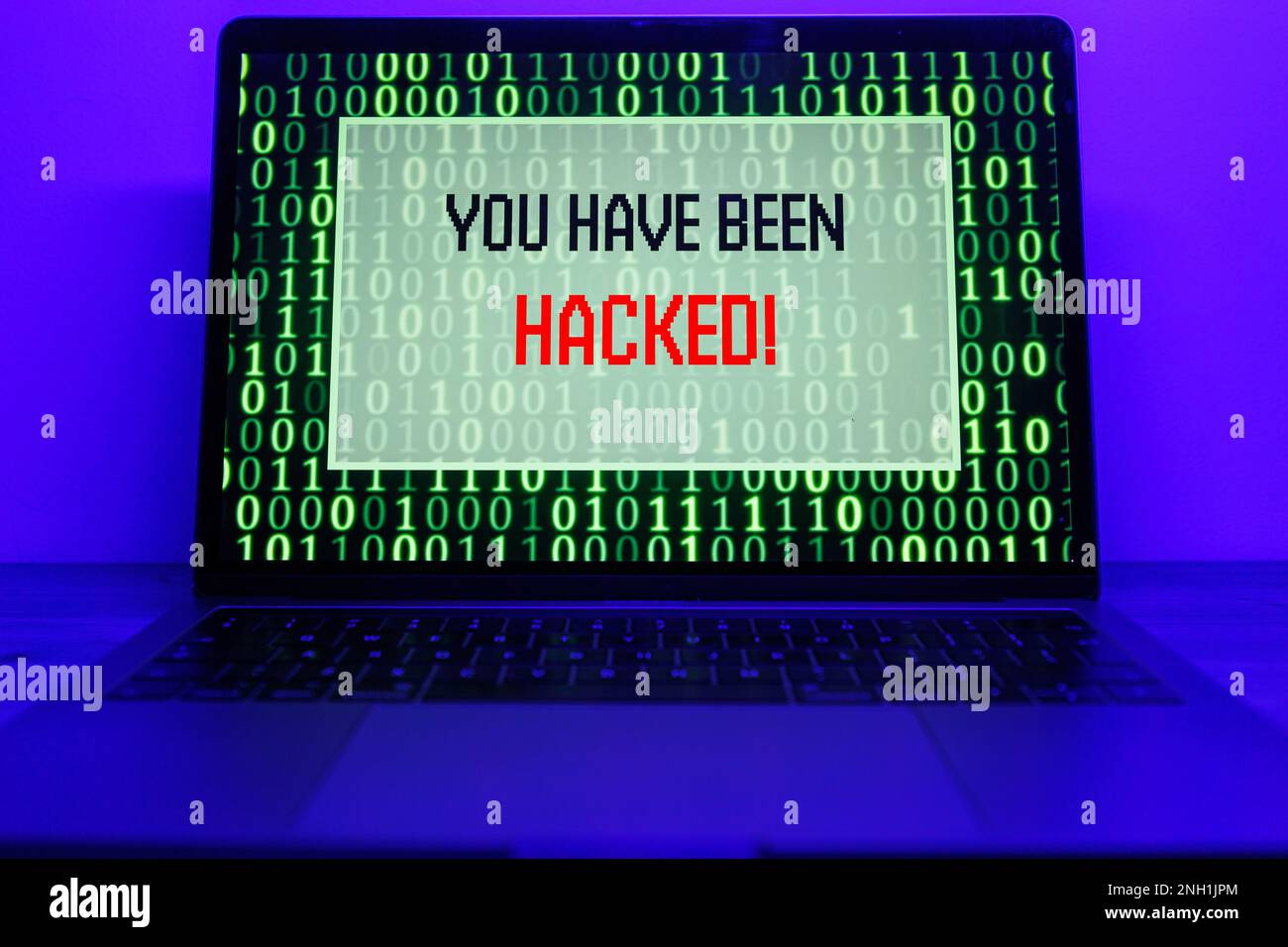 Attacco di hacker al computer. Testo di avviso sul PC in cui si è stati violati Foto Stock