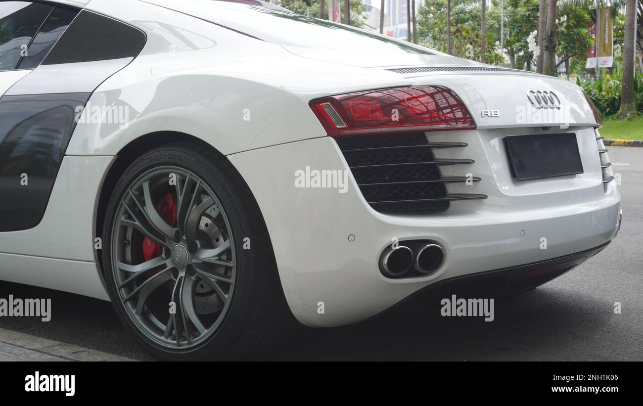 Surabaya, East Java, Indonesia - Febbraio, 2023 : elegante e lussuosa auto sportiva Audi R8 colore bianco Foto Stock