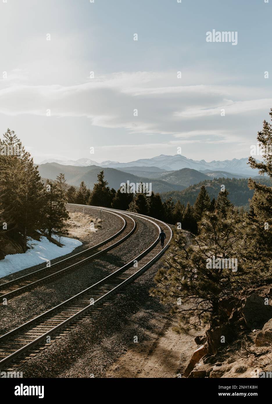 Passeggiata tra le montagne rocciose Foto Stock