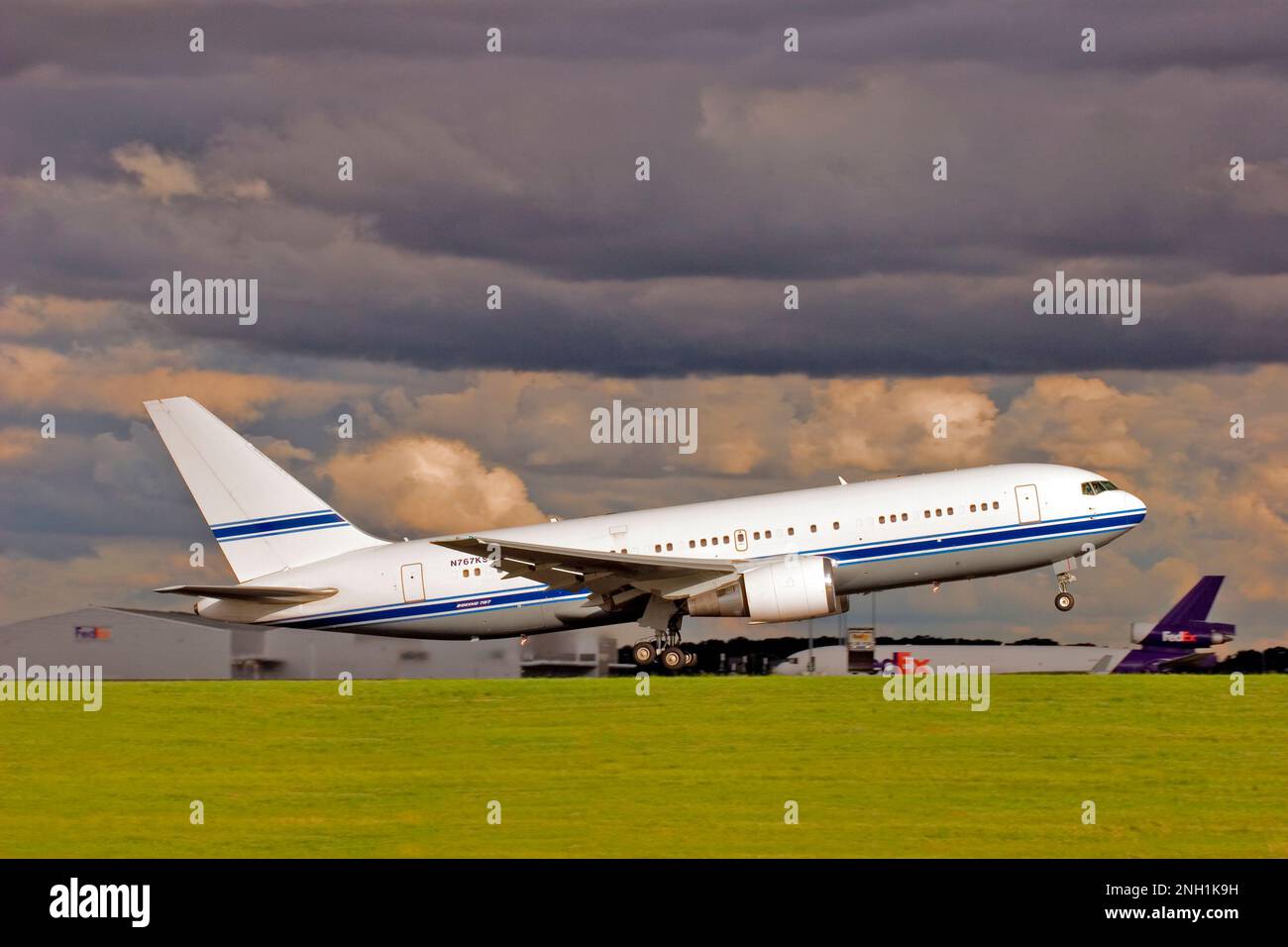 N767KS Mid East Jet Boeing 767-29er con partenza da Londra Stansted il 20th luglio 2007 Foto Stock