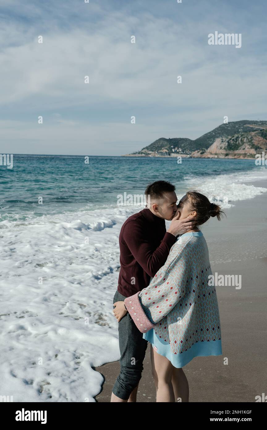 coppia baciare sullo sfondo del mare e delle montagne Foto Stock