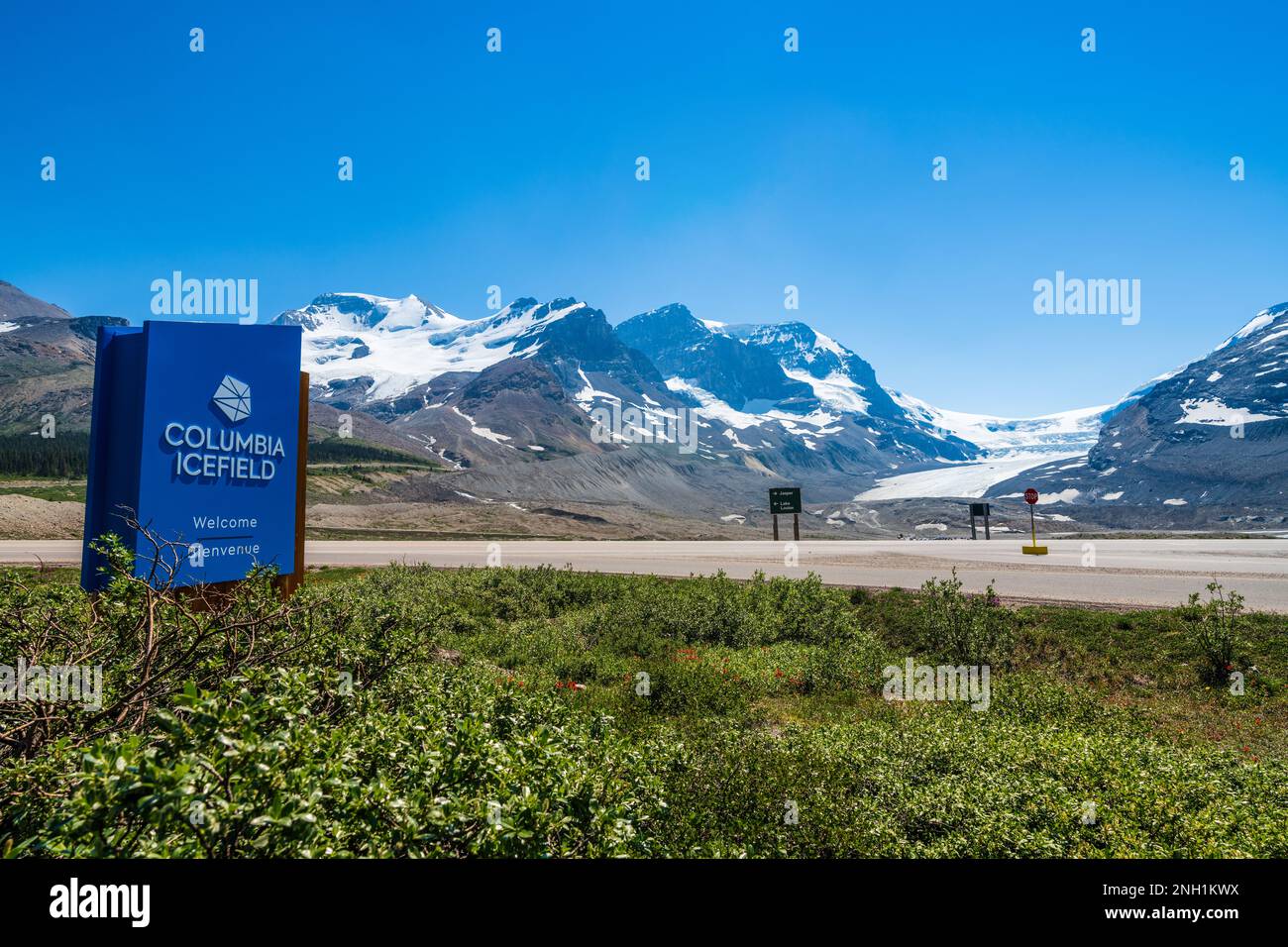 Alberta, Canada - Giugno 28 2021 : Ghiacciaio Columbia Icefield in estate 2021. Jasper National Park. Montagne Rocciose canadesi. Foto Stock