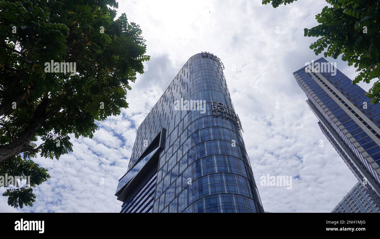 Surabaya, East Java, Indonesia - Febbraio, 2023 : edificio a torre Four Point Hotel Sheraton nel centro commerciale PTC Pakuwon Trade Center con splendide nuvole Foto Stock Surabaya, East Java, Indonesia - Febbraio, 2023 : edificio a torre Four Point Hotel Sheraton nel centro commerciale PTC Pakuwon Trade Center con splendide nuvole Foto Stock