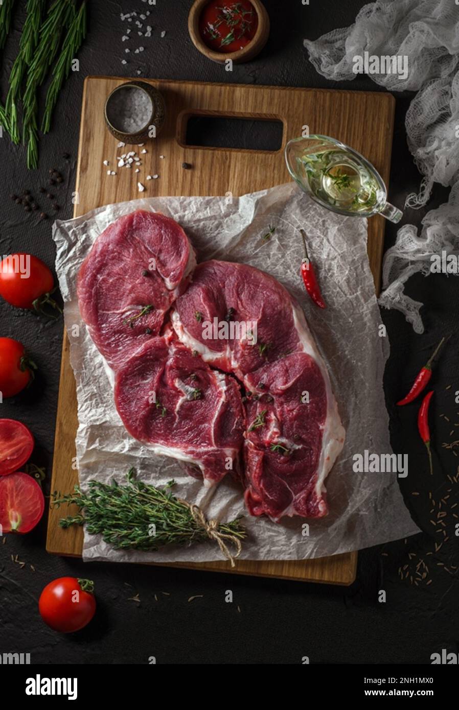 Presentazione di carni fresche crude crude crude non cotte nella macelleria del ristorante Foto Stock