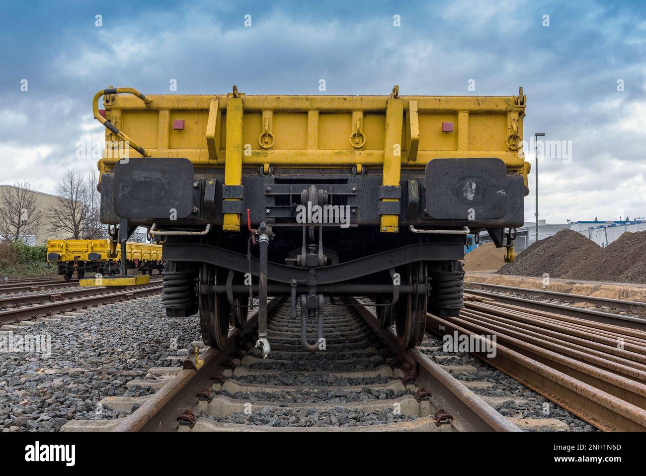 Vista posteriore di un carro merci aperto di colore giallo. Foto Stock