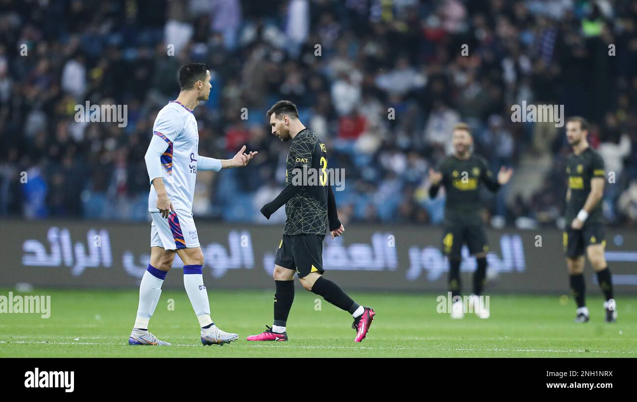 Cristiano Ronaldo si contesta con i suoi compagni di squadra mentre Lionel messi si avvicina durante il Riyadh All-Star XI vs Paris Saint-Germain FC allo Stadio King Fahd il 19 gennaio 2023 a Riyadh, Arabia Saudita. Foto di Stringer/Power Sport Images Foto Stock