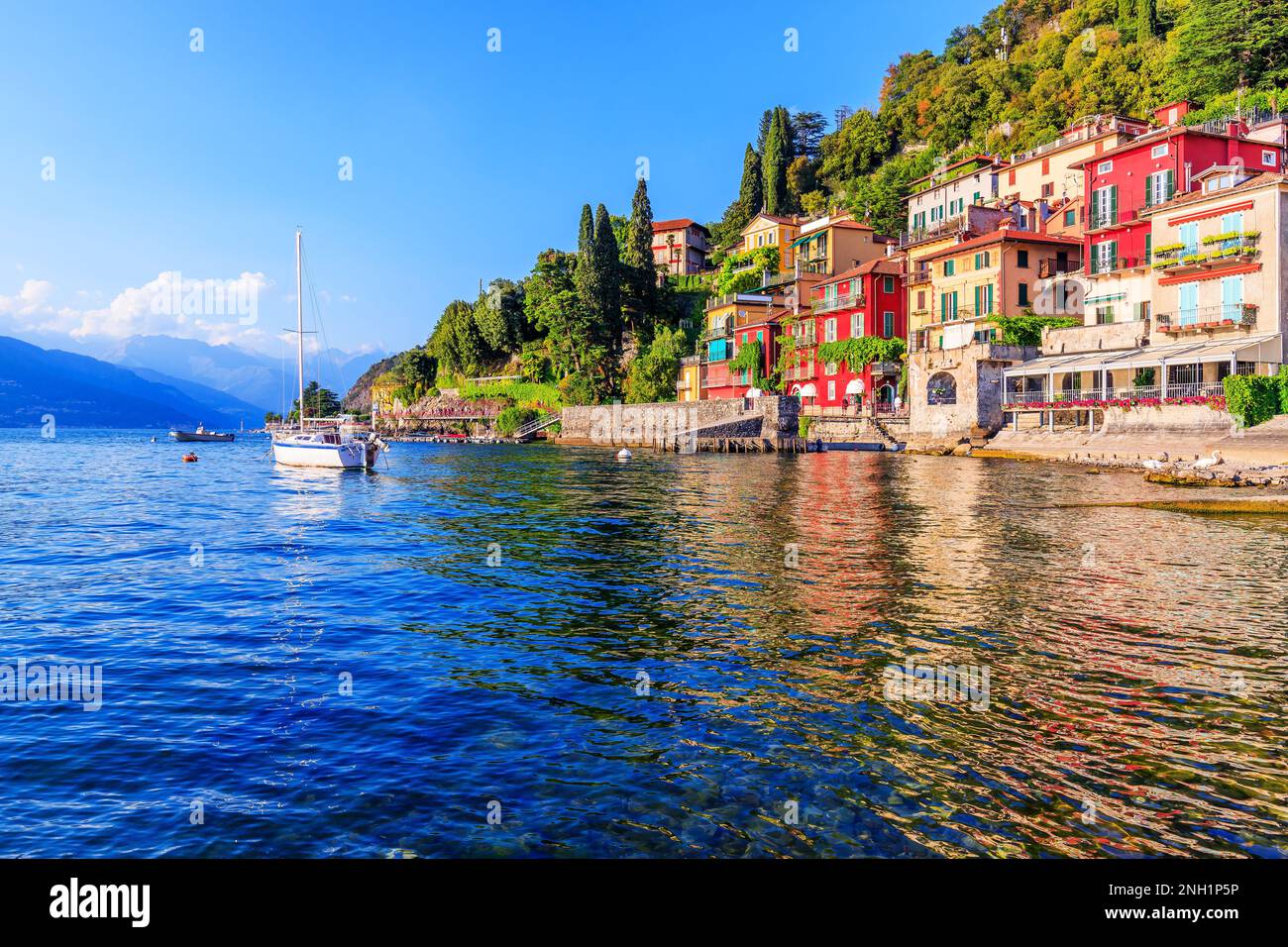 Varenna città di Como lake district. Italiano tradizionale villaggio sul lago. L'Italia, l'Europa. Foto Stock