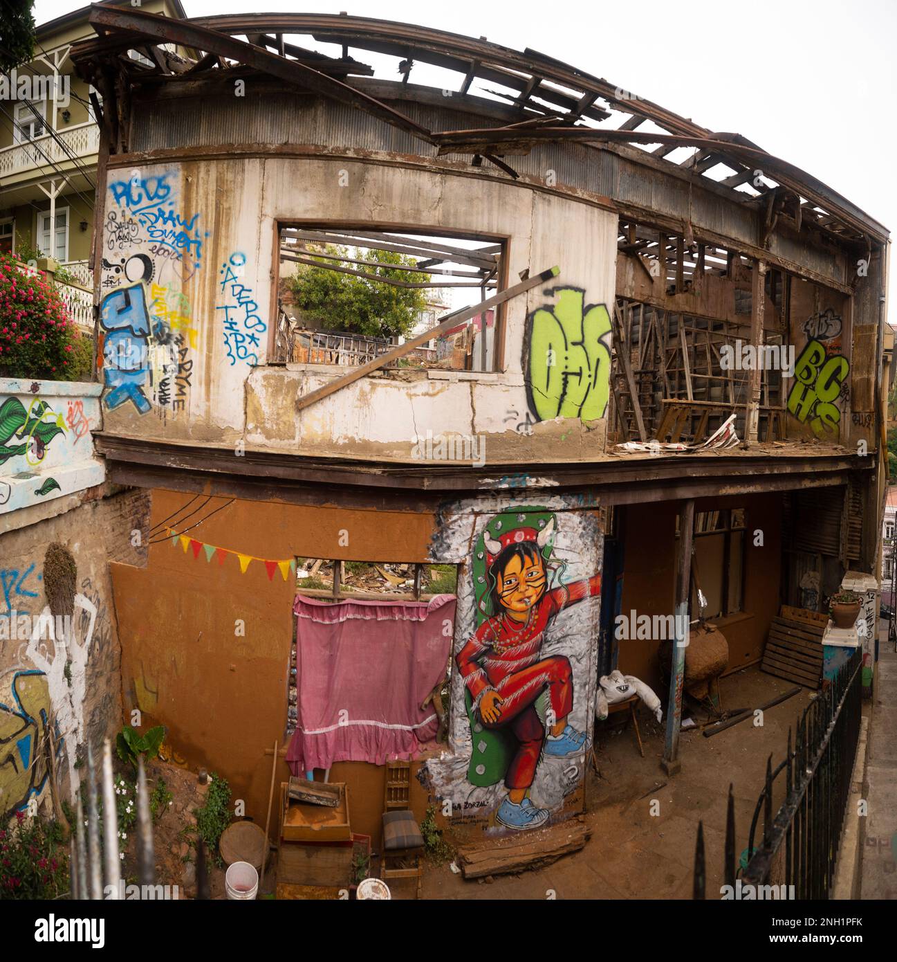 Opere d'arte trovate in una delle strade principali di Valparaíso, nel centro del Cile. Foto Stock