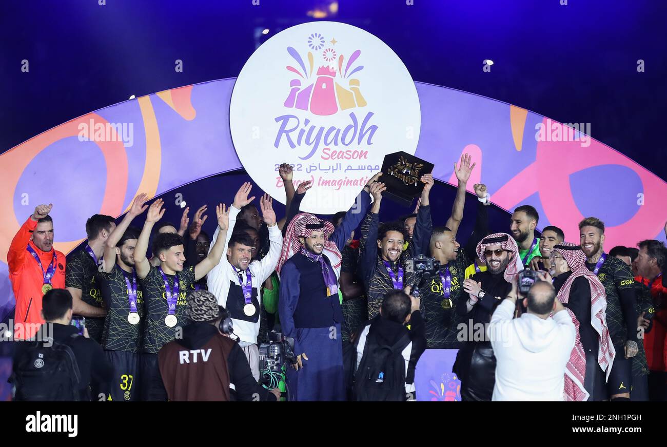 I giocatori del Paris Saint-Germain FC festeggiano con il trofeo la loro vittoria su Riyadh All-Star XI allo stadio King Fahd il 19 gennaio 2023 a Riyadh, in Arabia Saudita. Foto di Stringer/Power Sport Images Foto Stock