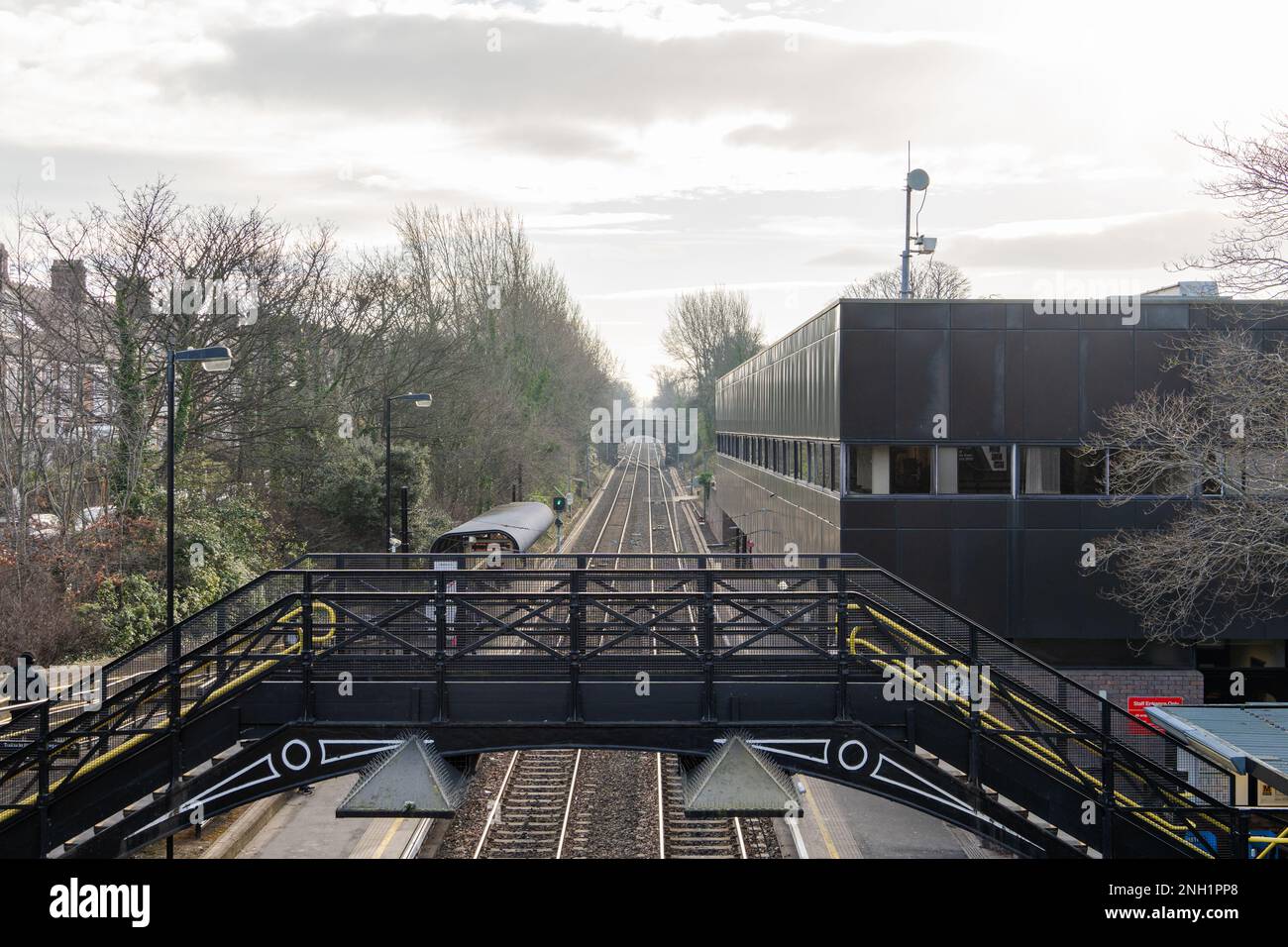 Vista della stazione ferroviaria leggera di South Gosforth sul sistema Tyne and Wear Metro, che si affaccia sul ponte stradale. Newcastle upon Tyne, Regno Unito. Foto Stock