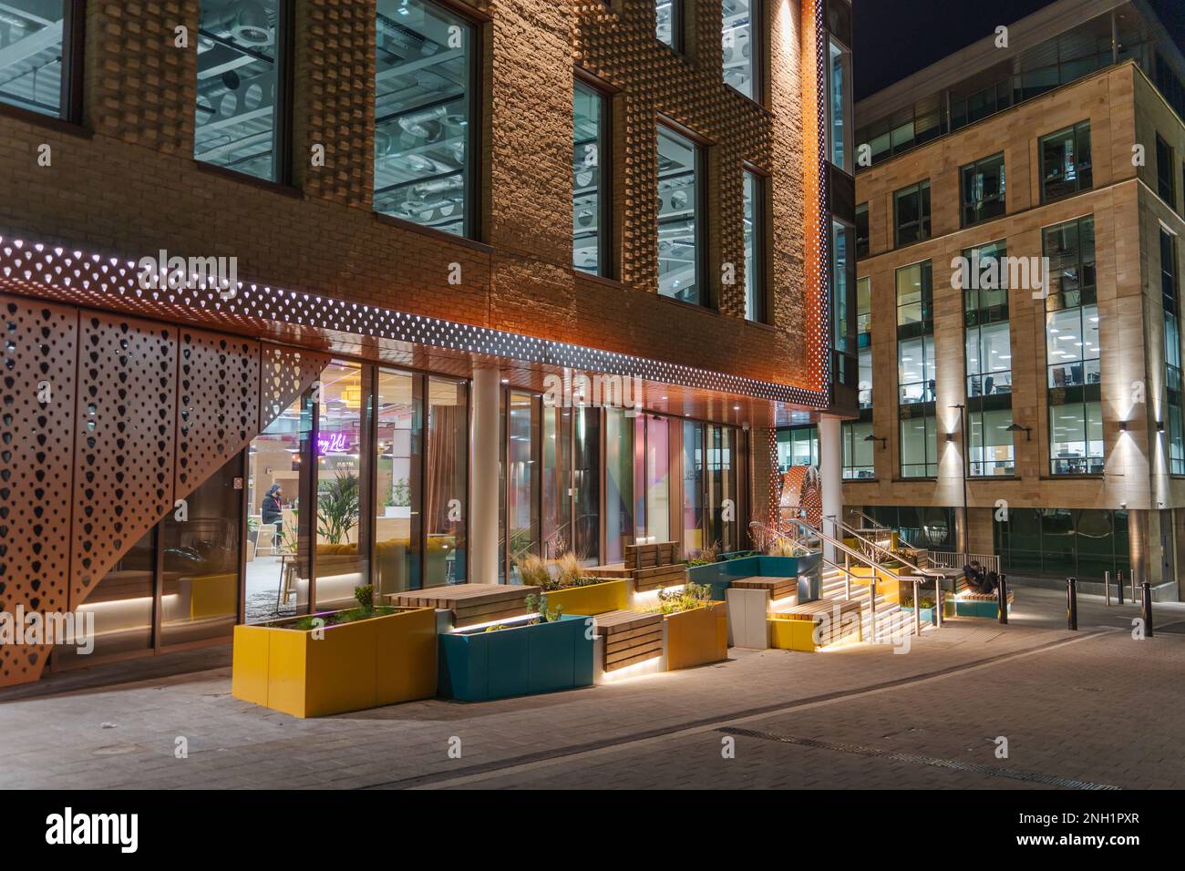 Vista dell'esterno di un edificio Strawberry Lane nella città di Newcastle upon Tyne, Regno Unito, di notte. Foto Stock