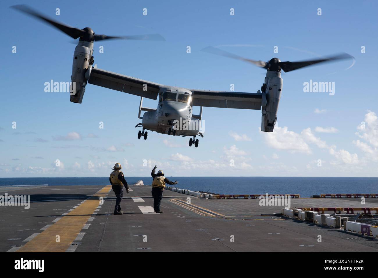 221207-N-VJ326-1027 OCEANO PACIFICO (7 dicembre 2022) – un velivolo tiltrotor di Osprey MV-22 assegnato a Marine Medium Tiltrotor Squadron (VMM) 364 decolora dal ponte di volo della portatrice d'assalto anfibio USS Tripoli (LHA 7) 7 dicembre 2022. Tripoli sta conducendo operazioni di routine nella U.S. 3rd Fleet. Foto Stock