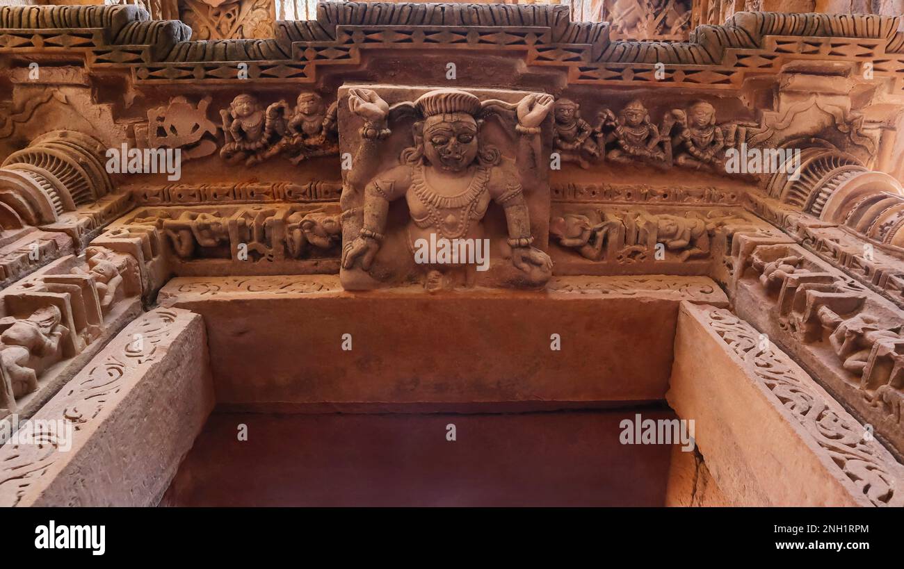 Scultura di Vamana Rupa all'ingresso del tempio di Chandela santuario, Ajaygarh Fort, Panna, Madhya Pradesh, India. Foto Stock