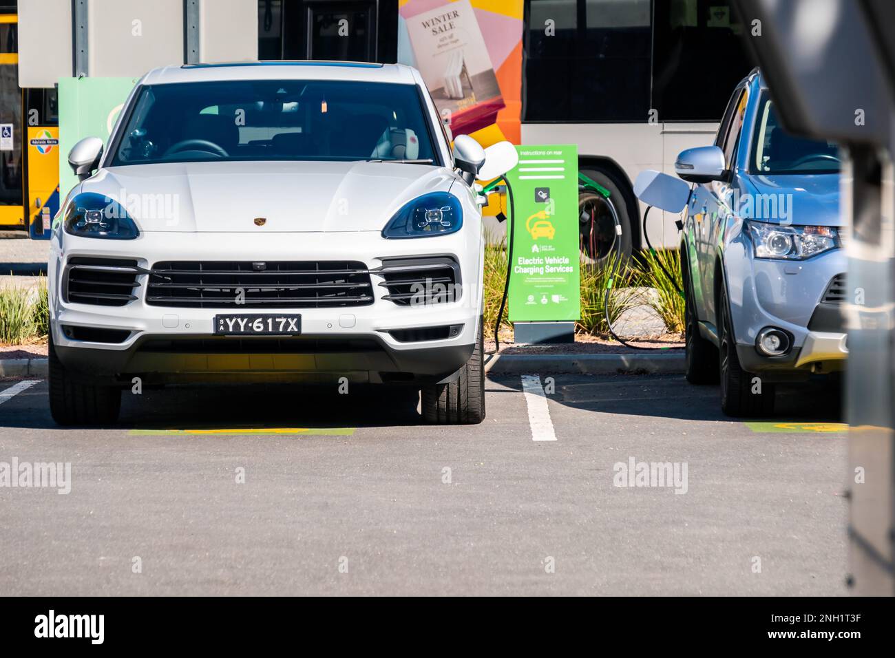 Adelaide, Australia Meridionale - 23 agosto 2019: Porsche Cayenne Turbo S e-Hybrid auto collegata alla stazione di ricarica EV nel centro della città in un giorno Foto Stock