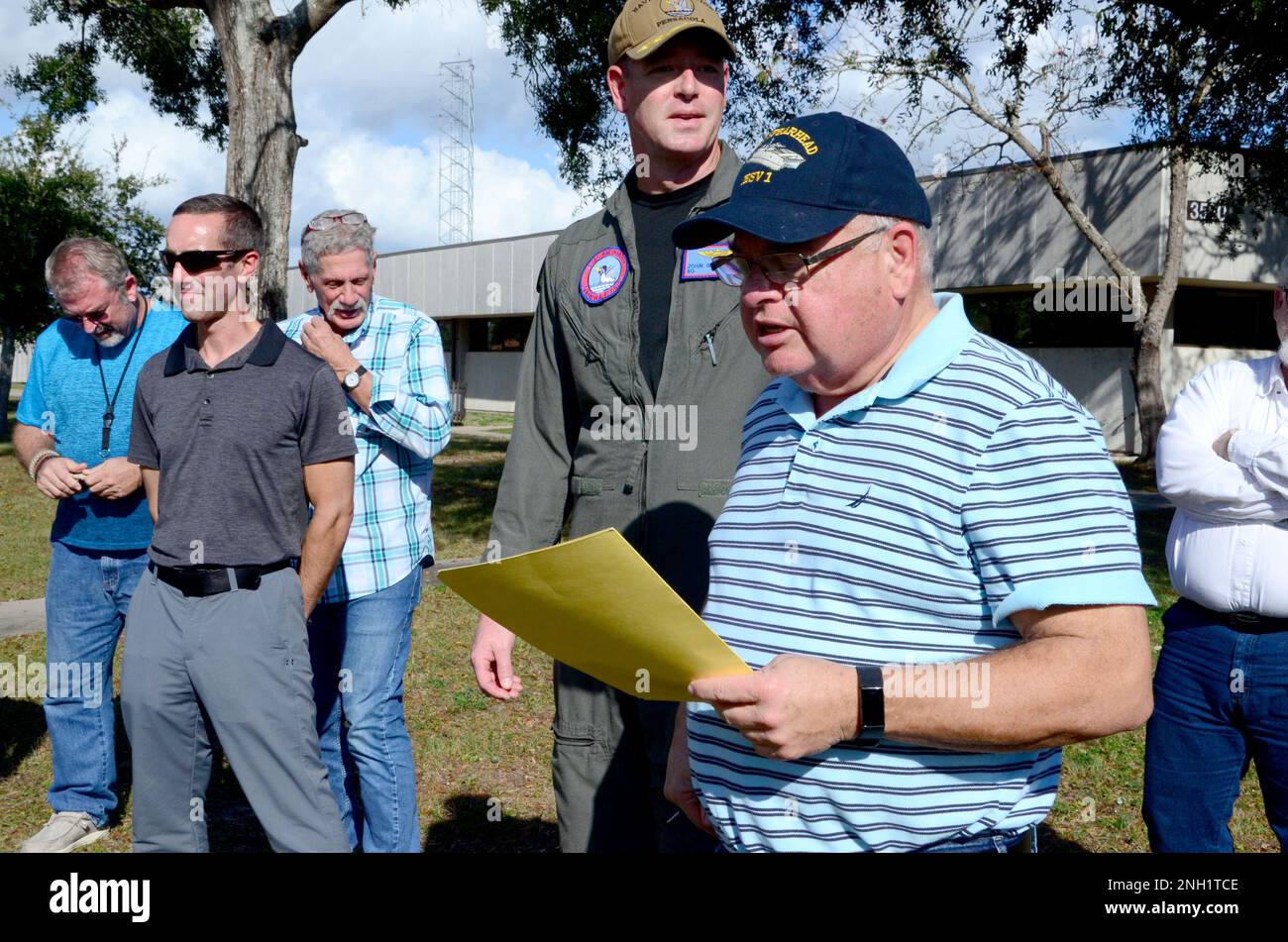 PENSACOLA, Fla. -- Naval Air Station (NAS) Pensacola Naval Facilities Command Southeast (NAVFAC se) Jim Kane, responsabile delle risorse naturali, spiega il significato della Tree Awareness Week e la storia di 28 anni della base come parte della Tree City USA della Arbor Day Foundation durante una breve cerimonia di piantagione di alberi il 7 dicembre presso il Public Works Department. Kane, insieme ad altri lavori pubblici NAS Pensacola e (personale NAVFAC se, ha piantato un albero di quercia vivo durante la cerimonia. Foto Stock