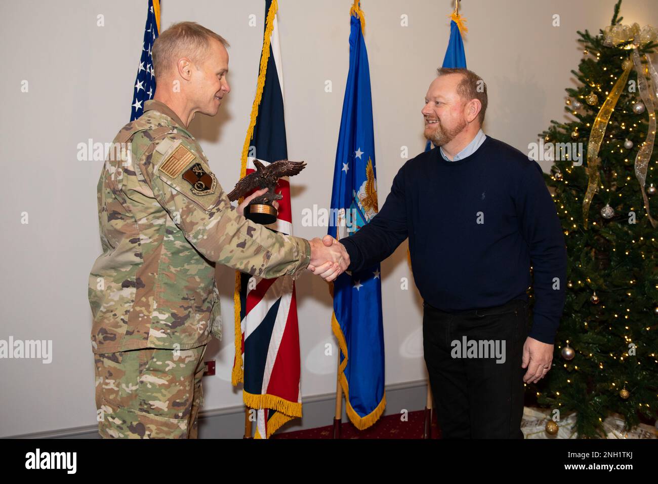 STATI UNITI Aeronautica militare, Gen. Derek France, sinistra, terzo comandante dell'Aeronautica militare, presenta un premio a Matthew driver, destra, 422nd Air base Squadron Family Services Flight Chief, presso RAF Croughton, Inghilterra, 7 dicembre 2022. Il team di comando AF 3rd ha visitato più installazioni nell'ala di supporto ai combattimenti 501st per riconoscere e parlare con gli Airmen e i civili dall'altra parte dell'ala. Foto Stock