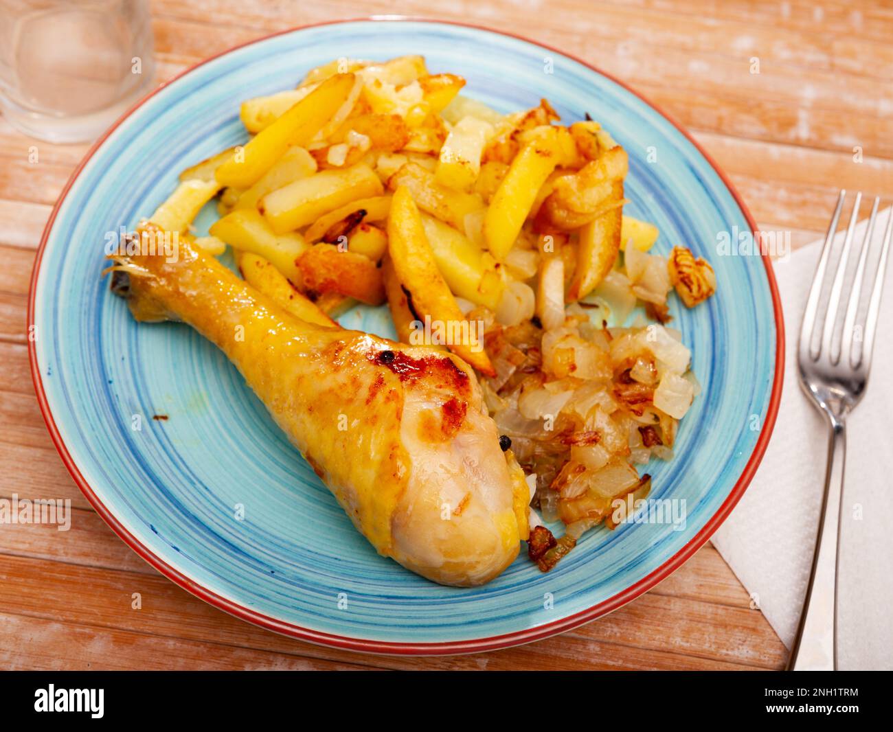 Gustose patate di pollo e zucchine al forno a tavola Foto stock - Alamy