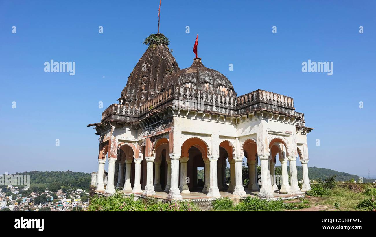 Vista dell'antico tempio di Shiva, sul forte di Narshinggarh, Rajgarh, Madhya Pradesh, India. Foto Stock