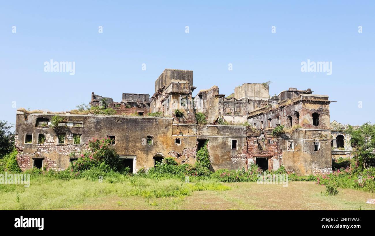 Palazzo rovinato di Narsinghgarh Fort, Rajgarh, Madhya Pradesh, India. Foto Stock