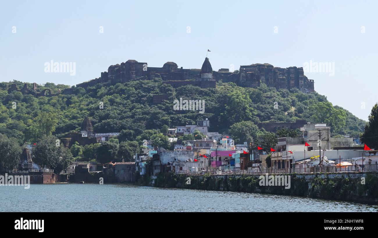 Vista del forte di Narsinghgarh e di Parshuram Sagar, Rajgarh, Madhya Pradesh, India. Foto Stock