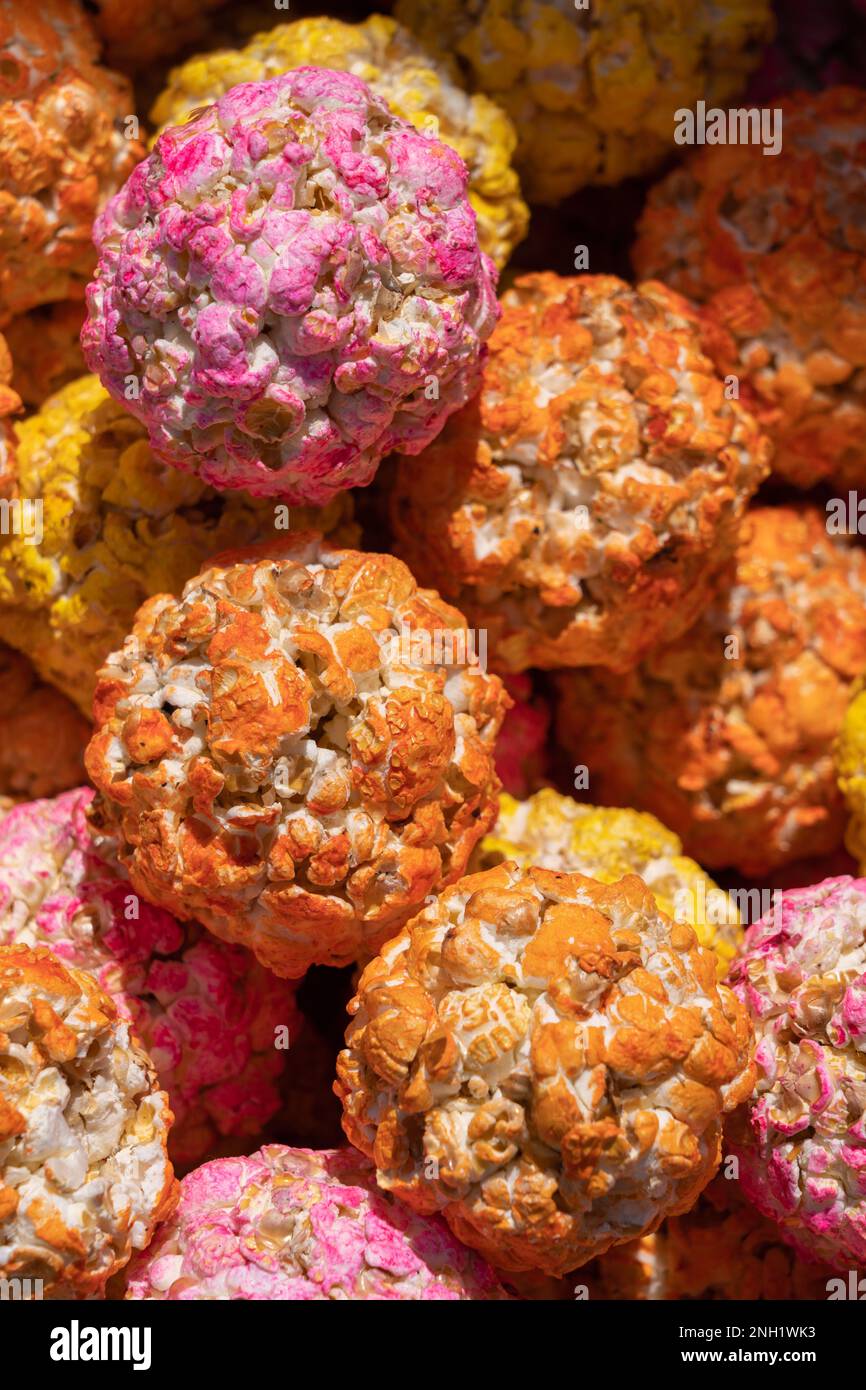 Vista in primo piano delle colorate palle di popcorn rosa arancione e giallo su una bancarella del mercato, Hisor, Tagikistan Foto Stock