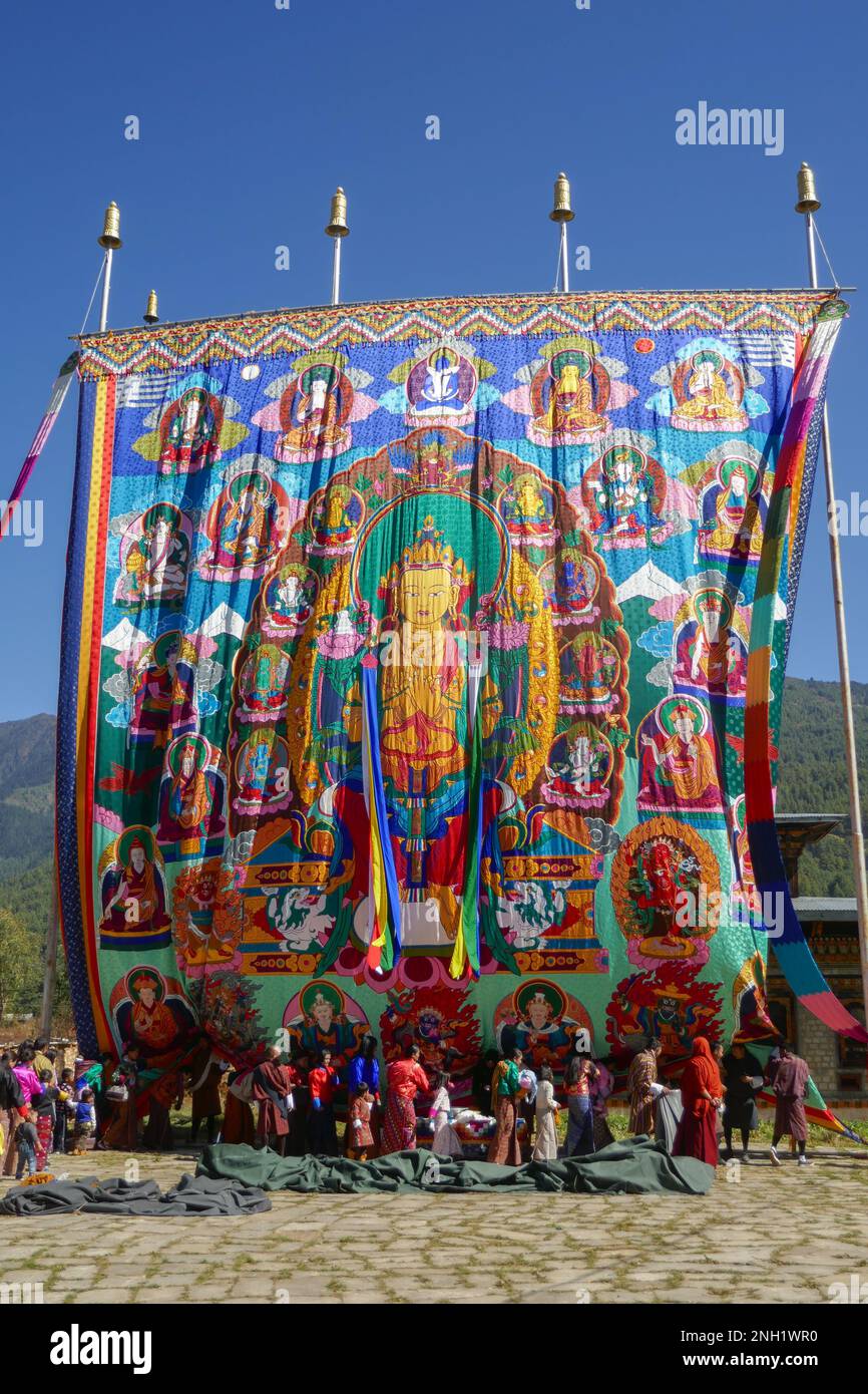 Valle di Bumthang, Bhutan - 11 07 2017 : i pellegrini adorano il gigante thangka aka thongdrol durante il festival annuale di tsechu di Jampa o di Jambay lhakhang Foto Stock