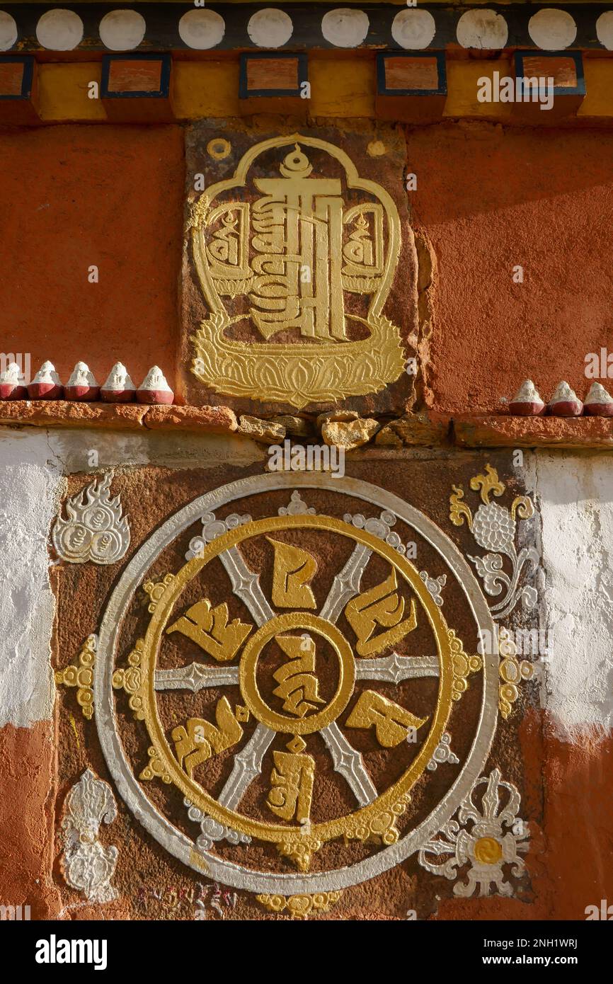 Vista in primo piano della pietra votiva buddista con intaglio del mantra su un muro di preghiera a Paro, Bhutan Foto Stock