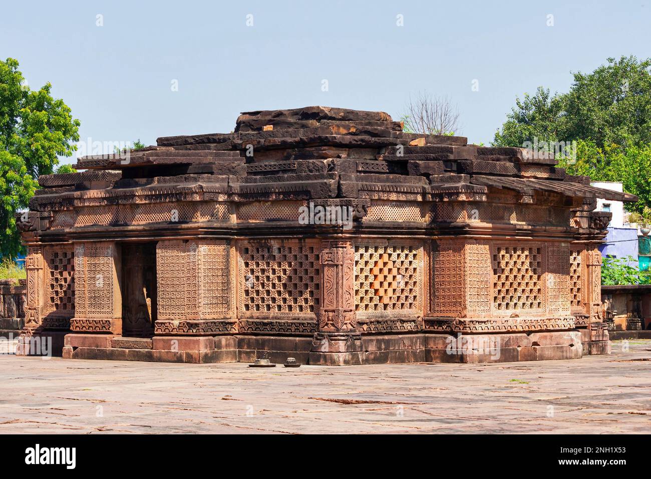 Piccolo Mandapa di fronte al Santuario principale del Tempio di Nilkantheshwara, Udaipur, Vidisha, Madhya Pradesh, India. Foto Stock