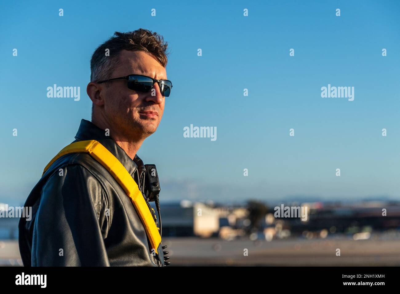 221207-N-VQ947-1122 SAN DIEGO (7 dicembre 2022) - CMdR. Johnath Stinnette, funzionario esecutivo a bordo del molo di trasporto anfibio USS Portland (LPD 27), sovrintende alle operazioni marittime e di ancoraggio in partenza da San Diego, 7 dicembre 2022, per sostenere il recupero della navicella spaziale Orion della NASA dopo il lancio di Artemis I. Portland, insieme con la nave litoranea da combattimento USS Montgomery (LCS 8), è in corso negli Stati Uniti 3rd Fleet a sostegno del recupero. L'operazione di recupero fa parte di uno sforzo del Dipartimento della Difesa che integra le capacità di comando e servizio per determinare meglio Foto Stock
