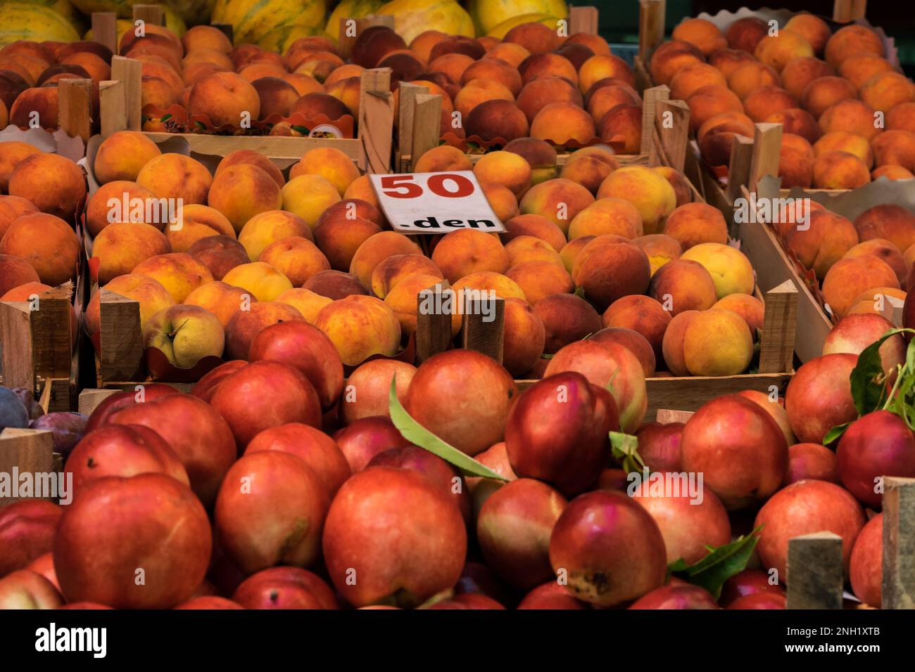 Uno stallo in un mercato verde aperto a Tetovo, Macedonia settentrionale, con il venditore che vende frutta e verdura fresca. Prodotti immagazzinati in scatole di legno. Foto Stock