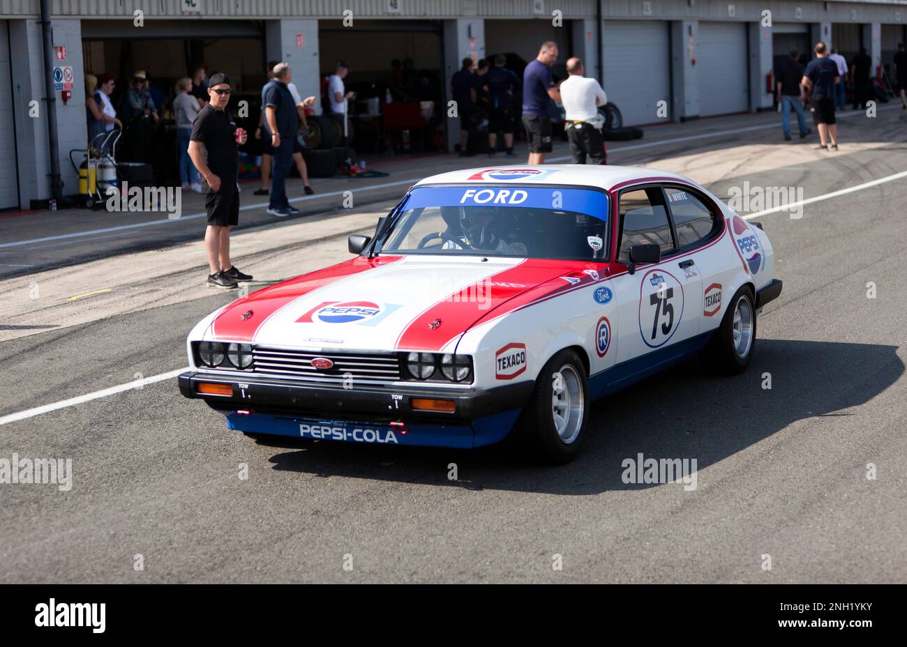 Jonathan White's 1980, Ford Capri 3,0S, nella pit lane nazionale, durante la 2022 Silverstone Classic Foto Stock