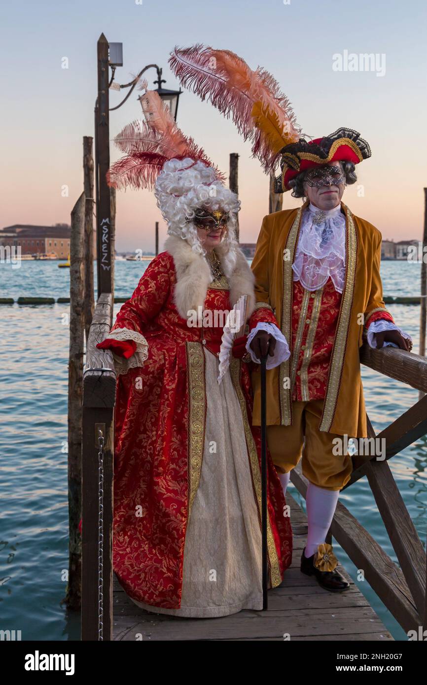 Gli amanti del Carnevale vestiti con splendidi costumi e maschere durante il Carnevale di Venezia 2023 in Piazza San Marco Venezia Italia nel mese di febbraio Foto stock Alamy