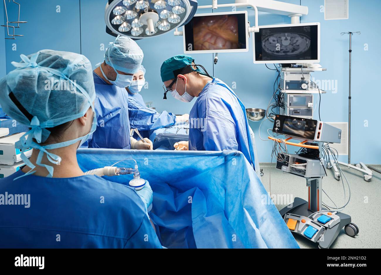 Chirurghi che lavorano sul paziente in una moderna sala operatoria dell'ospedale. Lavoro di squadra in reparto chirurgico Foto Stock