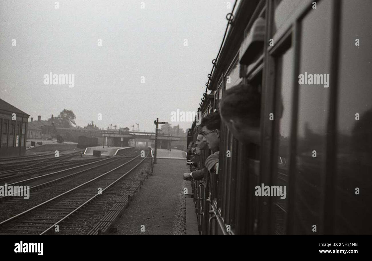 Escursione 1938 RCT con GNR Single e carrozze d'epoca in avvicinamento alla stazione di Stevenage Foto Stock