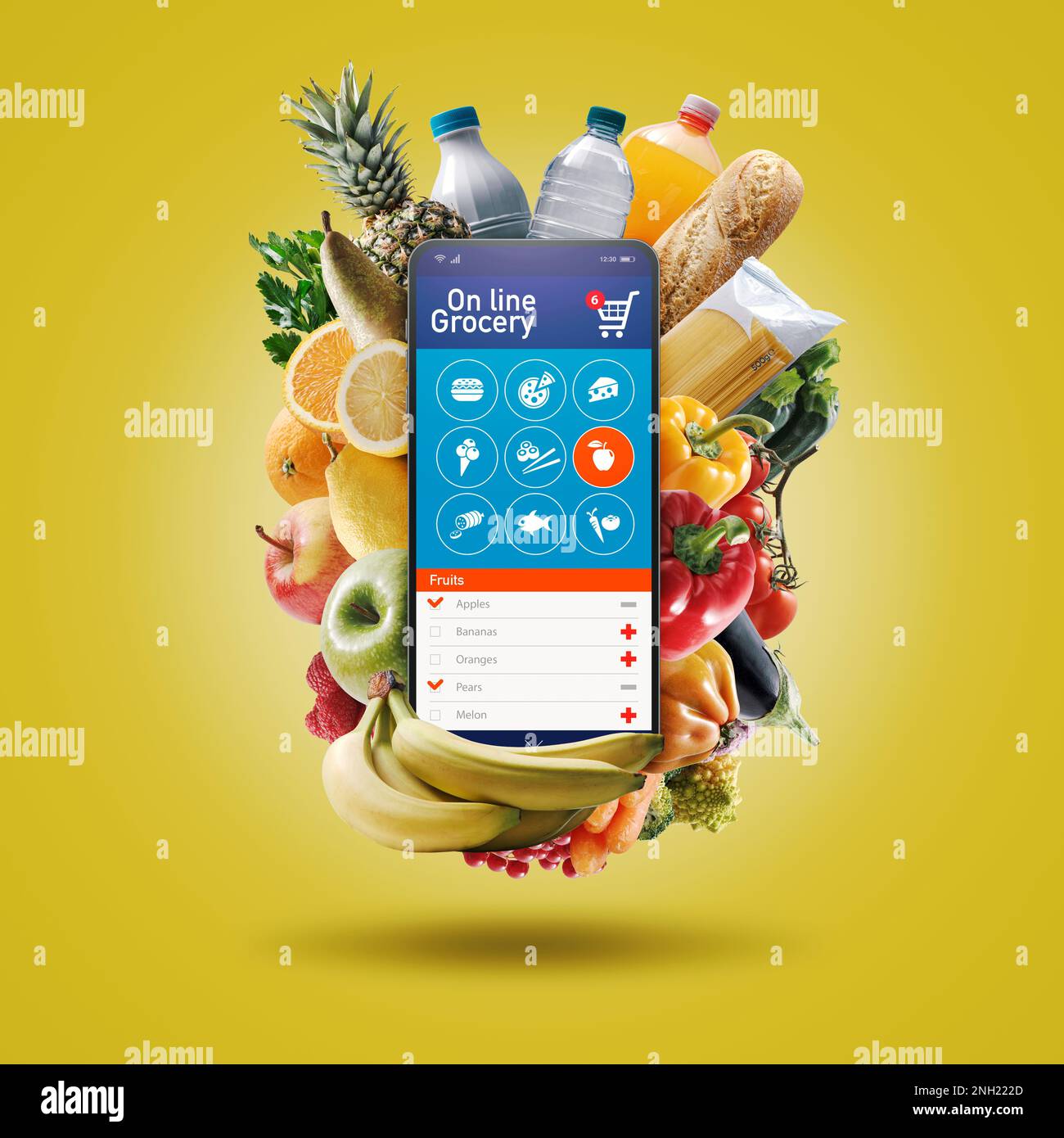 App online per lo shopping di alimentari: Elenco acquisti su smartphone e generi alimentari freschi Foto Stock