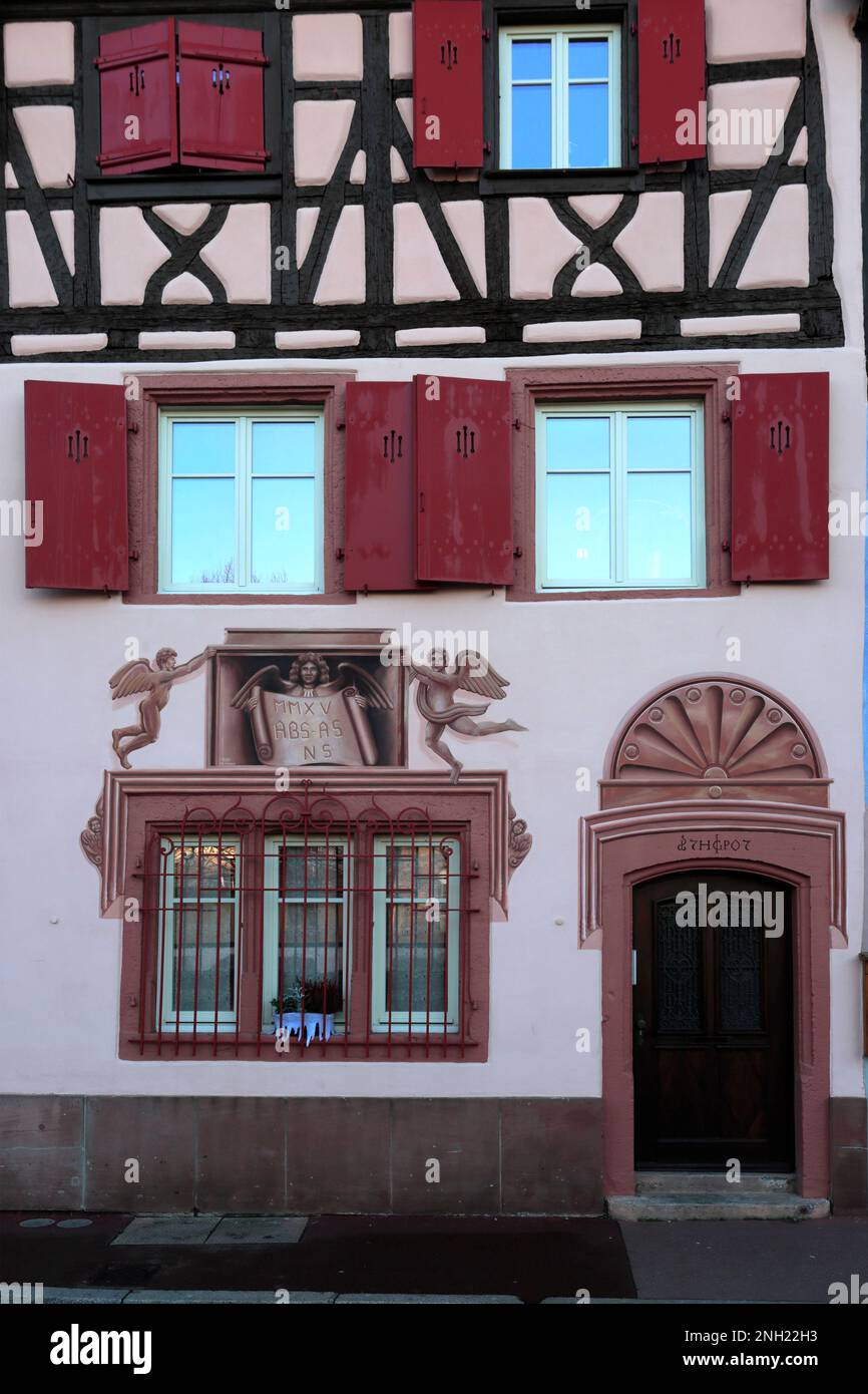 Negozi e le facciate colorate di le case con la struttura in legno, Colmar città, vino Alsaziano area, Alsazia, Francia, Europa Foto Stock