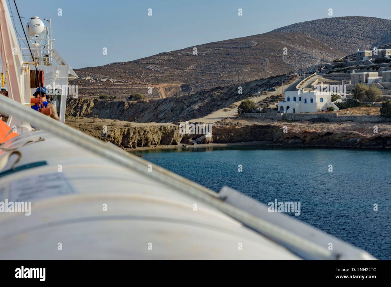 Le coste dell'isola di Folegandros viste dal traghetto Foto Stock