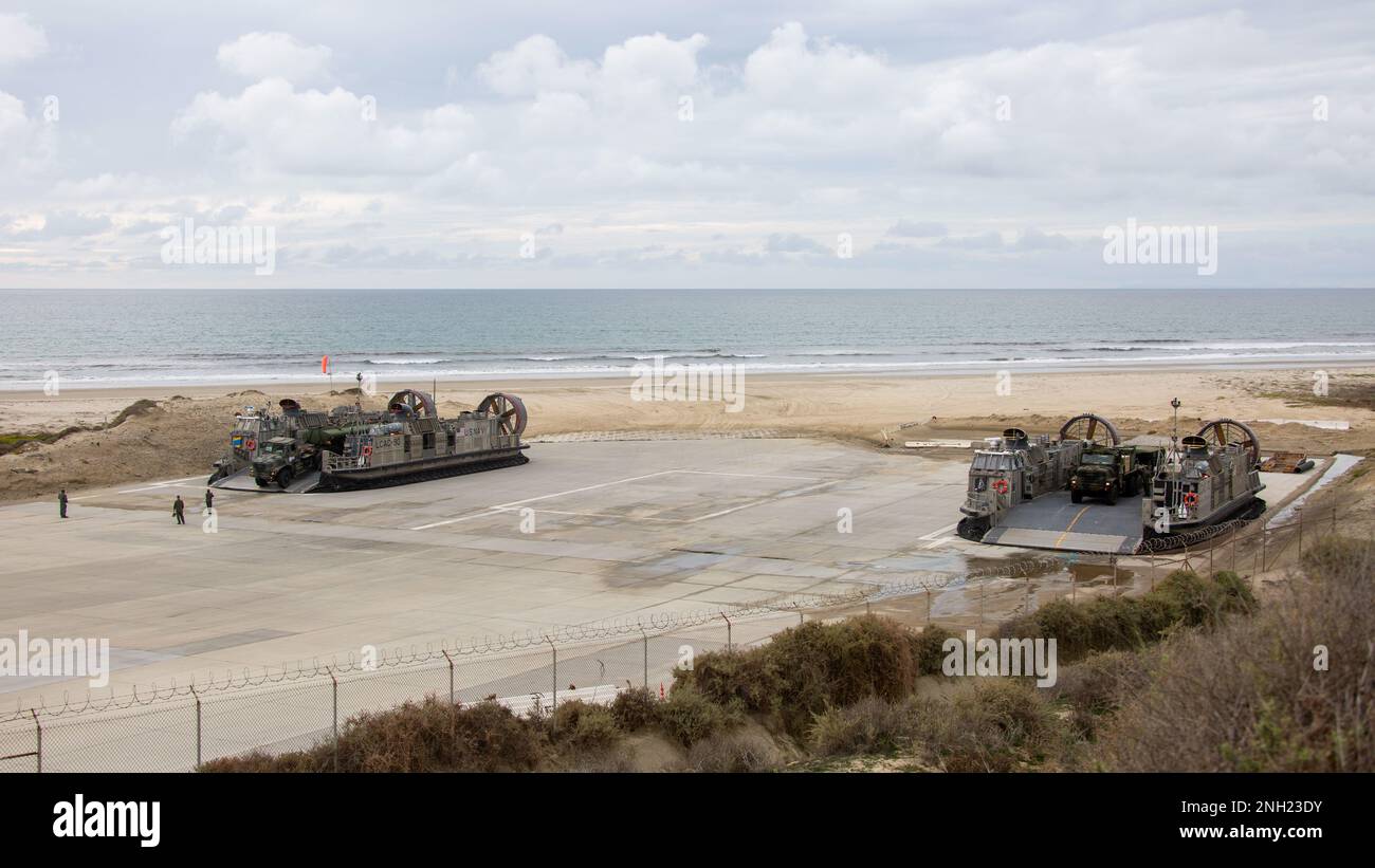 STATI UNITI Marines con Marine Air Support Squadron 3, Marine Air Control Group (MACG) 38, 3rd Marine Aircraft Wing (MAW) e U.S. I marinai della Marina con l'unità 5 dell'imbarcazione d'assalto, Gruppo 1 della spiaggia navale, caricano un RADAR terra/TPS-80/aria-orientato di attività su un'imbarcazione di atterraggio, cuscino d'aria durante il cavaliere 23 dell'acciaio di esercitazione a White Beach, Camp Pendleton, California, 6 dicembre 2022. ACU-5 e MACG-38 hanno dimostrato la capacità di utilizzare connettori anfibi per riposizionare rapidamente le apparecchiature e i dispositivi di comando e controllo dell'aviazione in un ambiente litoraneo. Exercise Steel Knight 23 offre a 3rd MAW l'opportunità di perfezionare il Wi Foto Stock