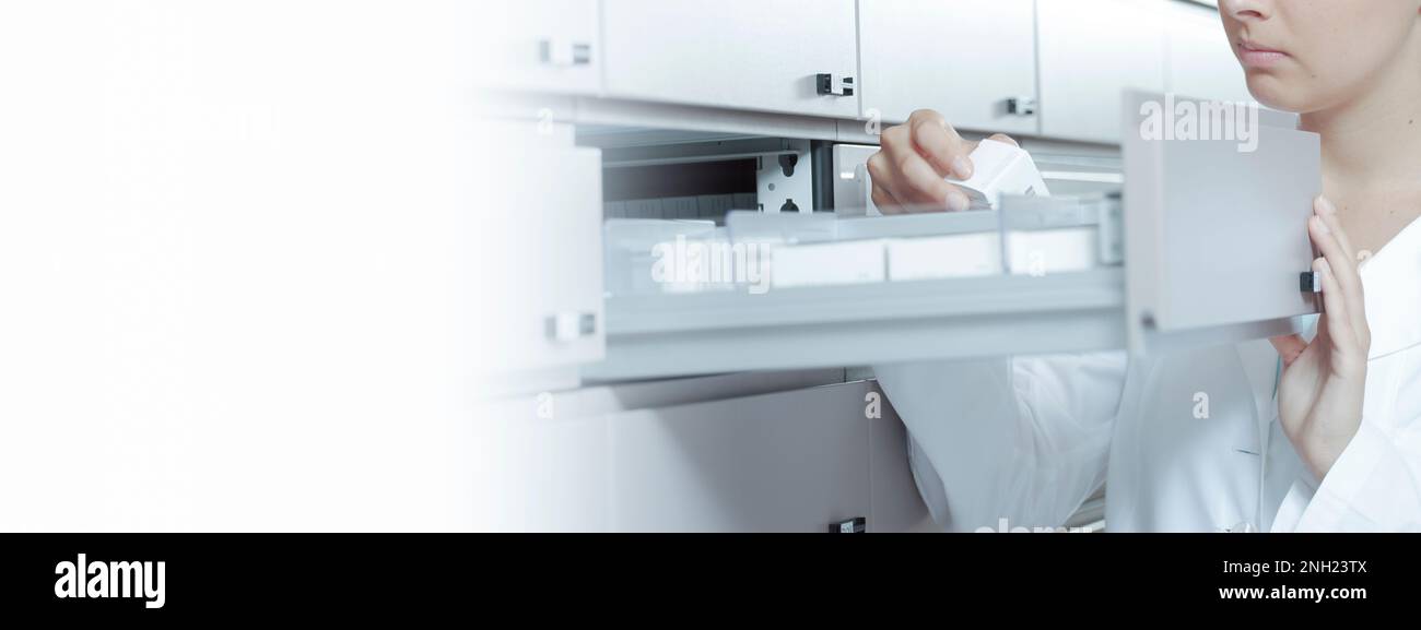 Farmacista che prende una medicina di prescrizione nel cassetto dell'armadietto, sanità e concetto farmaceutico, banner con spazio di copia Foto Stock