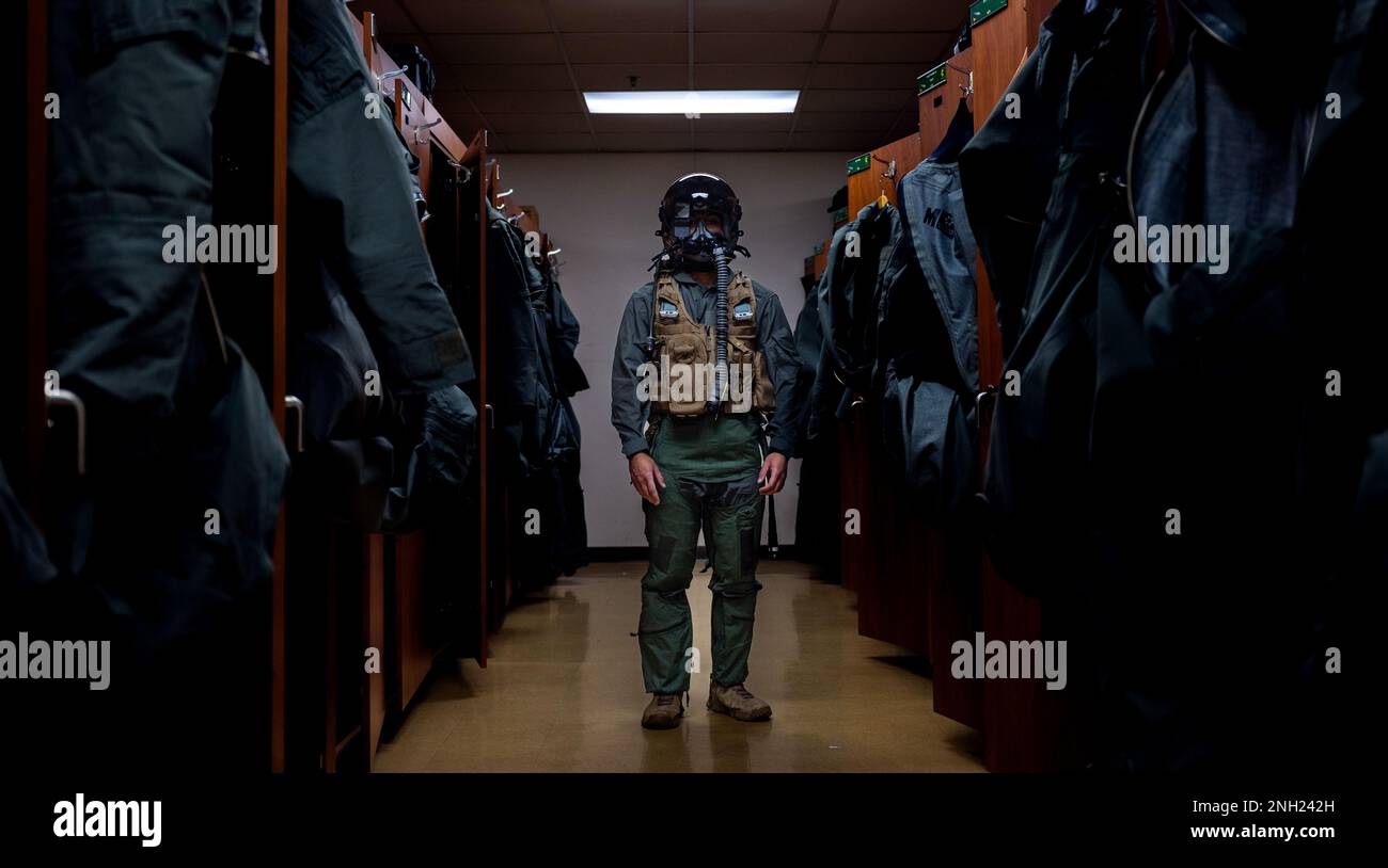 Mathew Wilson, 51st Operations Support Squadron Aircrew Flight Equipment (AFE) shift lead, posa per una foto dopo essere stato equipaggiato per un volo durante l'addestramento alla base aerea Osan, Repubblica di Corea, 7 dicembre 2022. Il personale AFE fornisce e adatta regolarmente le attrezzature di volo per il personale AF e i dipendenti del Dipartimento della Difesa che ricevono voli di familiarizzazione presso Osan AB. Foto Stock