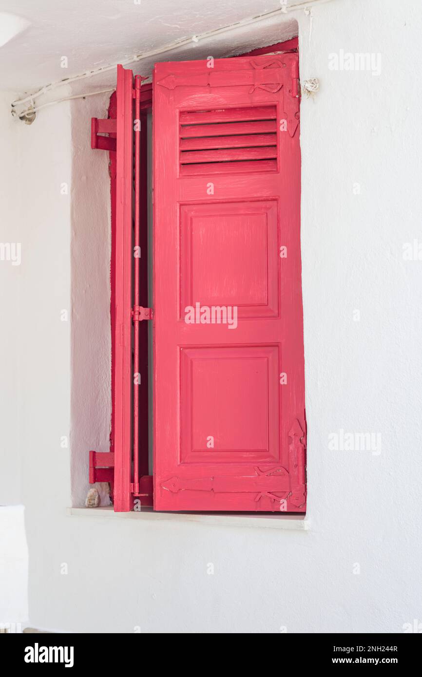Finestra rossa in stile tradizionale delle isole Cicladi nel villaggio di Chora Foto Stock