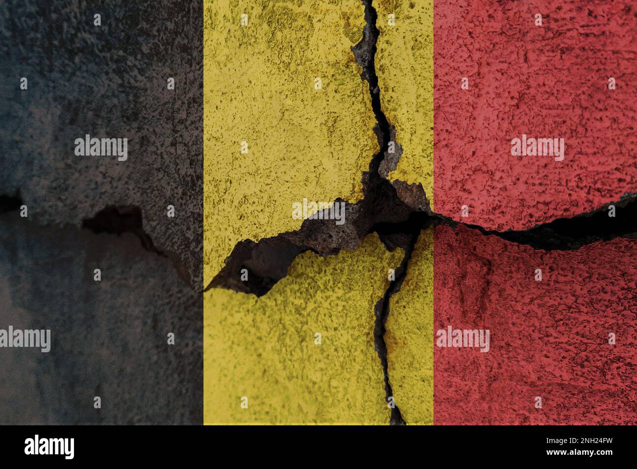 Bandiera del Belgio sulla parete incrinata. Terremoto o concetto di siccità Foto Stock